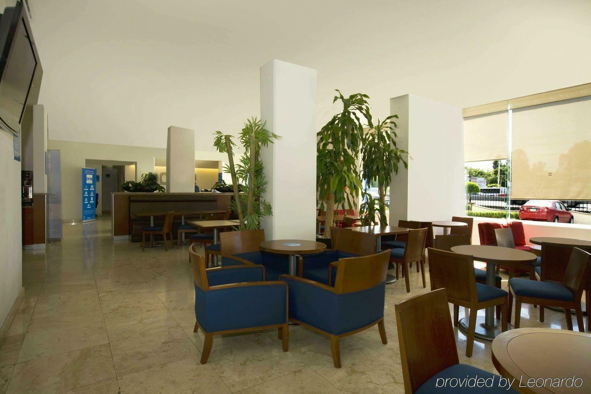 فندق One Queretaro Plaza Galerias المطعم الصورة